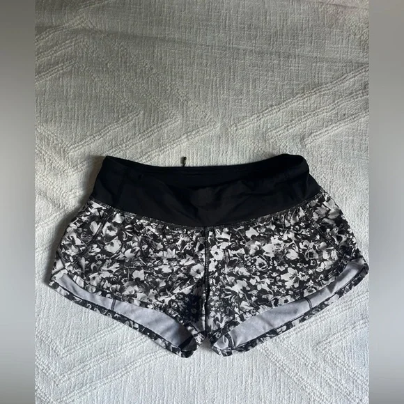 LuluLemon Speed Short 2.5” - Picture 2 of 5
